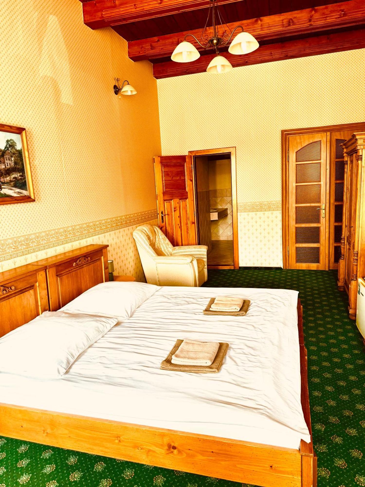 Hotel Maxim Frydek-Mistek Ngoại thất bức ảnh